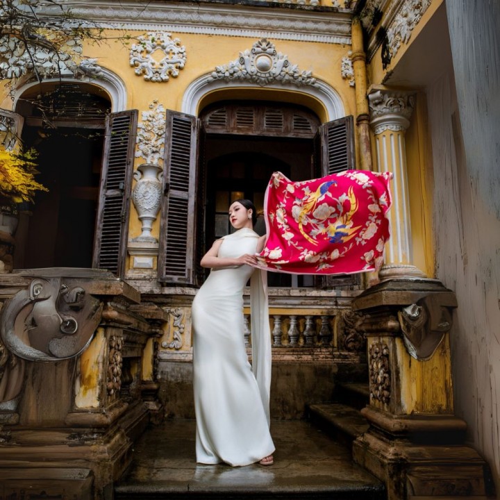Silk scarf with pink pheasant pattern